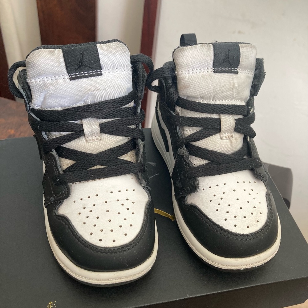 Jordan Amid Kids Black and White Sneaker/nike